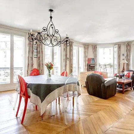 Family - Mon - Close Need- Cosy Modern & Comfort - Free Travel Guide